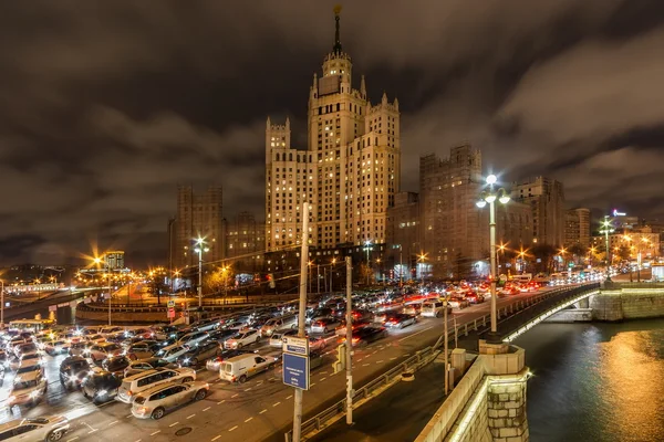 Высотное здание на Котельнической набережной и транспортные тропы ночью. Москва — стоковое фото