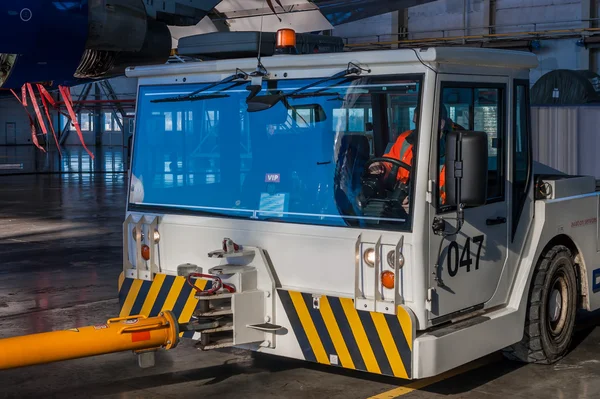 Pushback traktör hangarda römorkör.