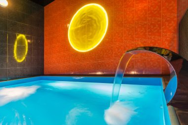 Modern spa havuzu şelale ve hidromasaj