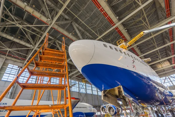 Passenger aircraft in the maintenance hangar — Stock Photo, Image