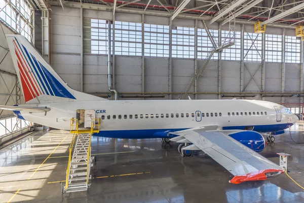 22 mayo 2015, Aeropuerto de Vnukovo: Boeing-737-800 en el hangar de mantenimiento — Foto de Stock