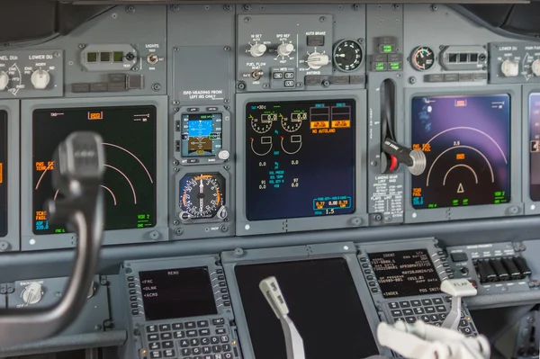 Panel de control de aviones. Vista dentro de la cabina del piloto — Foto de Stock