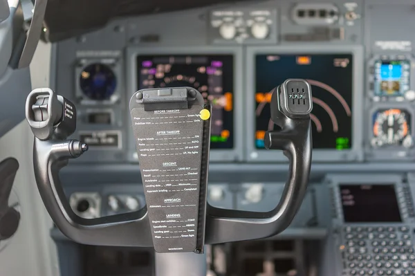 Panel de control dentro de un avión de pasajeros . — Foto de Stock