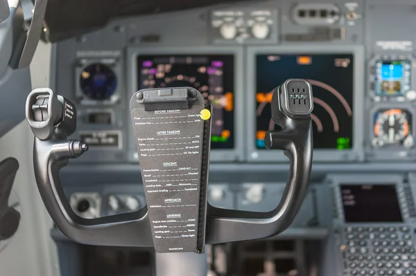 Painel de controle dentro de um jato de passageiros . — Fotografia de Stock