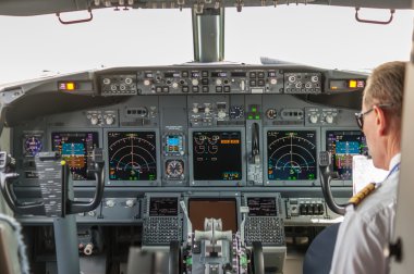 Bir yolcu uçağı kokpitte pilot