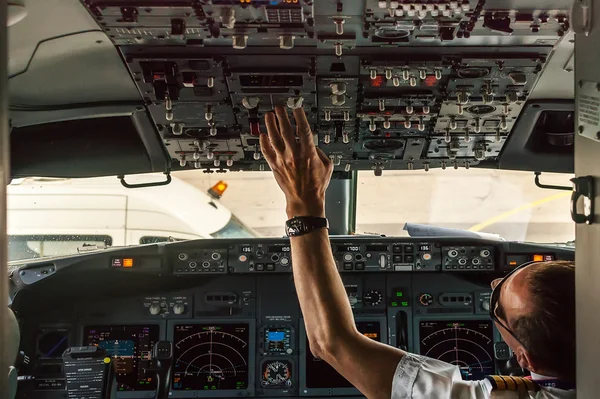 Pilota nella cabina di pilotaggio di un aereo passeggeri — Foto Stock