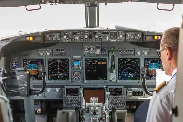 Pilota nella cabina di pilotaggio di un aereo passeggeri — Foto Stock