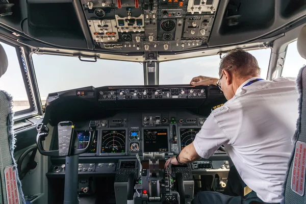 Pilota nella cabina di pilotaggio di un aereo passeggeri — Foto Stock