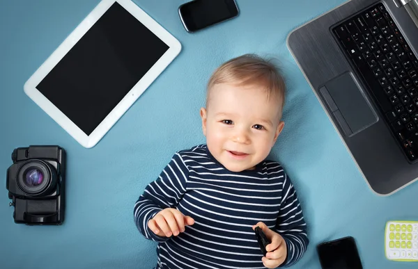 Маленький хлопчик на синьому ковдрі з ноутбуком — стокове фото