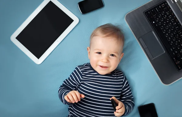 Liten pojke på blå filt bakgrund med laptop — Stockfoto