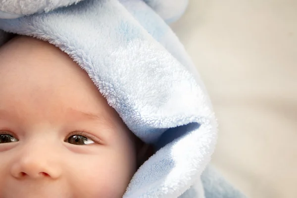Трехмесячный ребенок, завернутый в голубое одеяло — стоковое фото