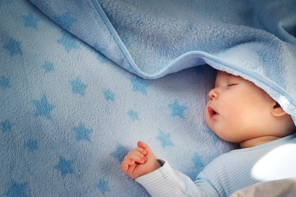 Three month old baby sleeping on blue blanket — Stock Photo, Image