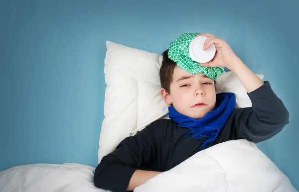 Ill boy lying in bed — Stock Photo, Image