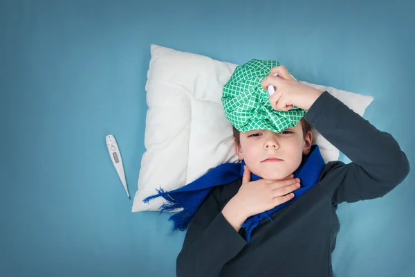 ベッドで横になっている病気の少年 — ストック写真