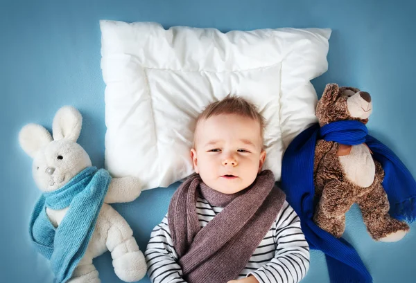 Sjuk pojke i sängen — Stockfoto