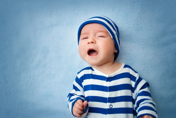 Bébé pleurant au lit — Photo