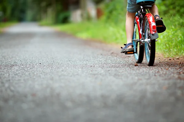 Kind auf dem Fahrrad — Stockfoto