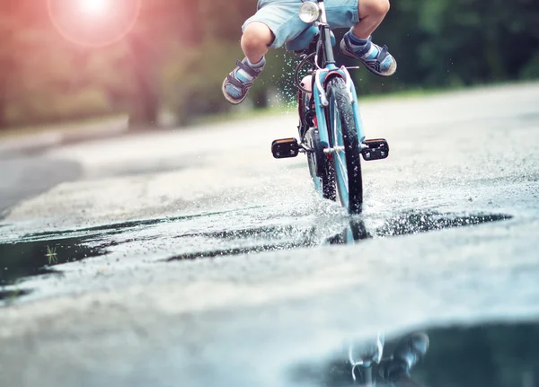 Kind op een fiets — Stockfoto