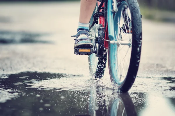 Kind op een fiets — Stockfoto