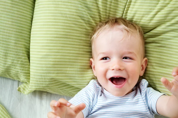 Un bébé d'un an dans le lit — Photo