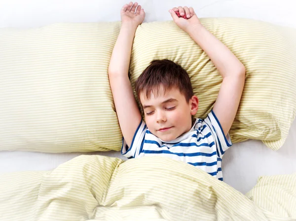 Zeven jaar oude kind in het bed — Stockfoto