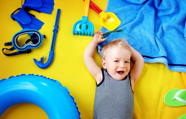 Kleiner Junge mit Sonnenbrille auf gelbem Hintergrund — Stockfoto