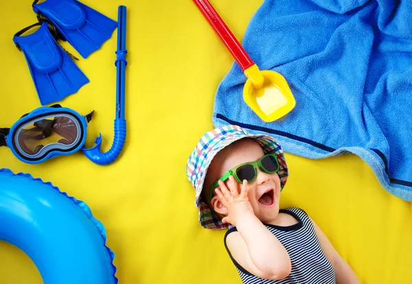 Jongetje met zonnebril op gele achtergrond — Stockfoto