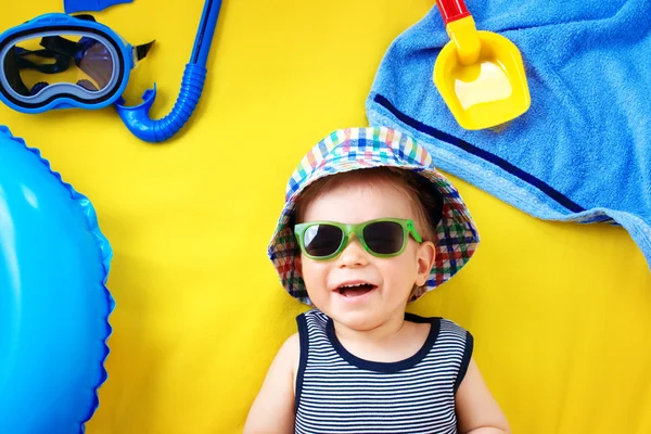 Kisfiú, napszemüveg, sárga háttér — Stock Fotó
