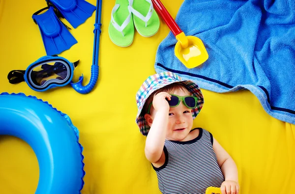 Mały chłopiec z okulary na żółtym tle — Zdjęcie stockowe