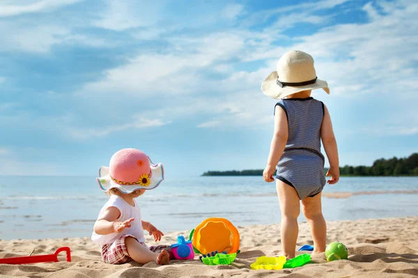 Babygirl och babyboy på stranden — Stockfoto