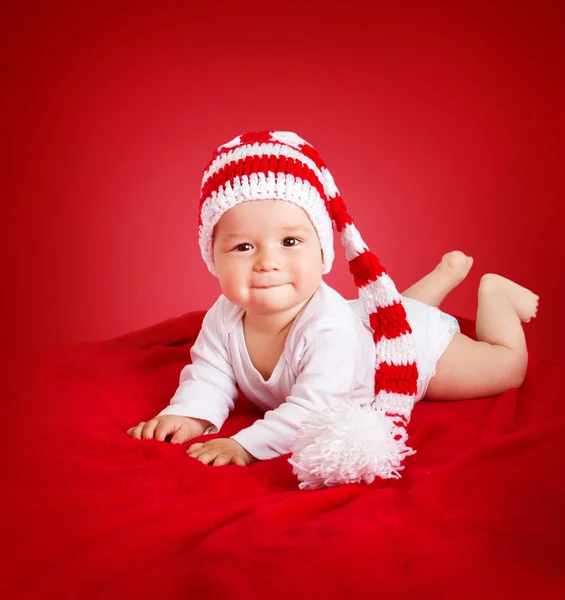 Baby i röd vit Stickad mössa — Stockfoto