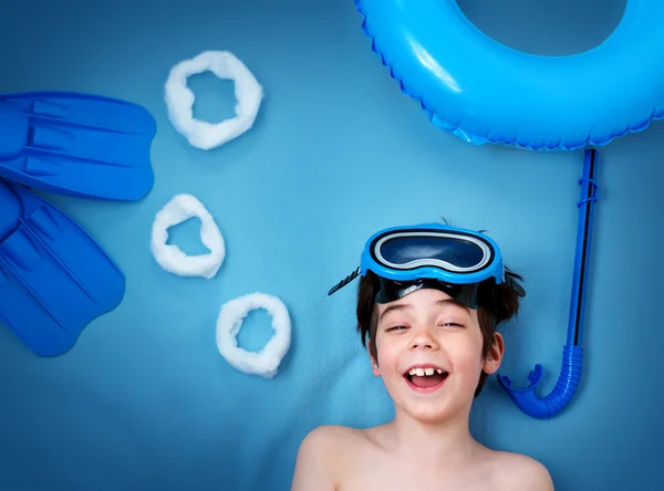Kind liggen op blauwe deken met zwemmen masker — Stockfoto