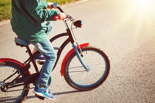 Kind op een fiets — Stockfoto