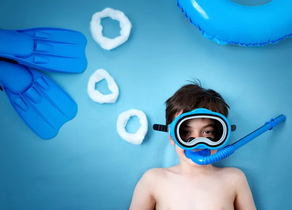 Niño acostado en manta azul con máscara de natación — Foto de Stock