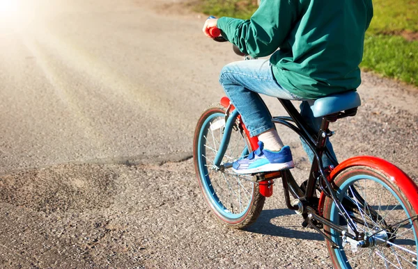 Kind auf dem Fahrrad — Stockfoto