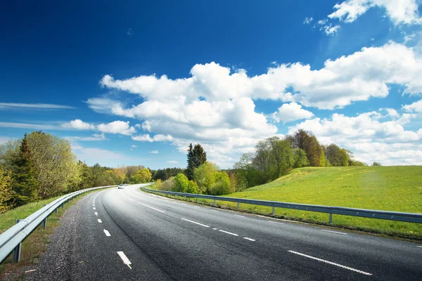 Coche en el camino de asfalto en hermoso día de primavera —  Fotos de Stock