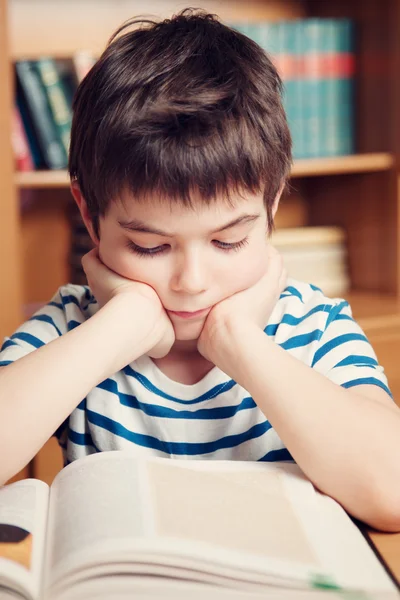 Zeven jaar oude kind lezen van een boek — Stockfoto