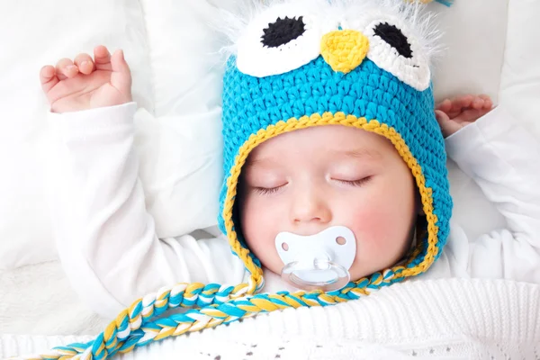 Bebé de siete meses durmiendo en la cama —  Fotos de Stock