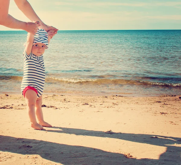 Liten pojke som går på stranden på sommardagen — Stockfoto