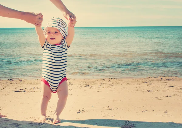 Liten pojke som går på stranden på sommardagen — Stockfoto