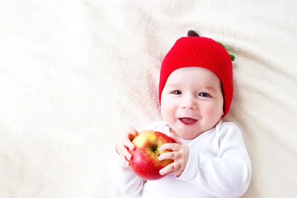 Bebê de sete meses com maçãs — Fotografia de Stock