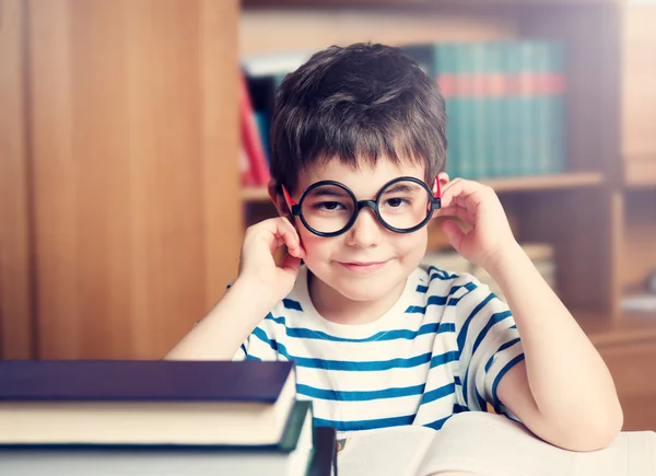 Yedi yaşında çocuk bir kitap okuma — Stok fotoğraf