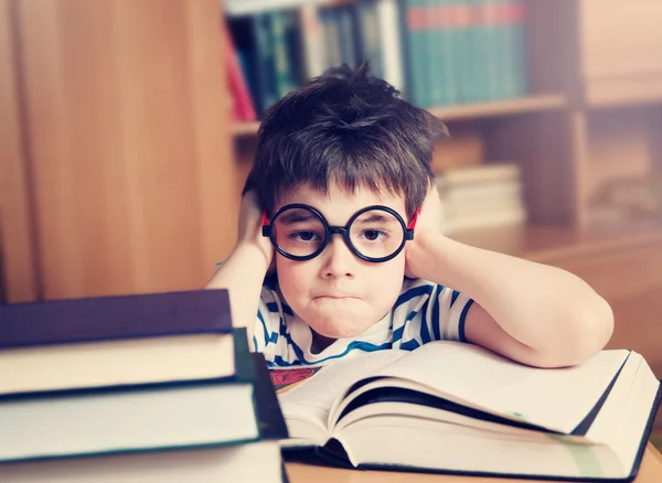 Niño de siete años leyendo un libro — Foto de Stock