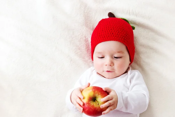 Bebê de sete meses com maçãs — Fotografia de Stock