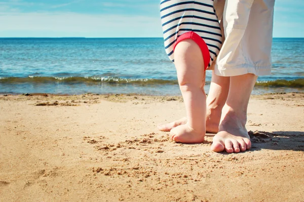Niño pequeño caminando en la playa en el día de verano —  Fotos de Stock