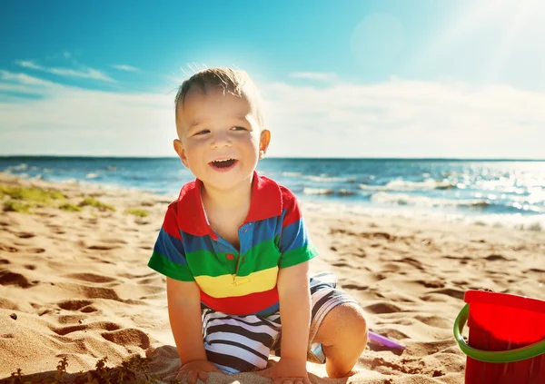 Niño sonriendo en la playa — Foto de Stock