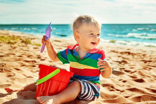 Niño sonriendo en la playa — Foto de Stock