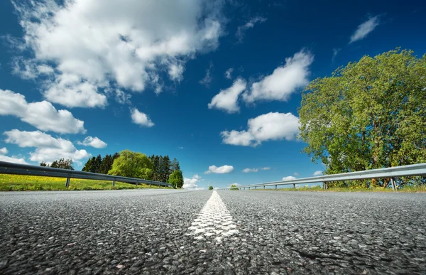 Bil på asfalterad väg i vacker vårdag — Stockfoto