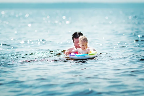 Ojciec i syn, pływanie w morzu — Zdjęcie stockowe