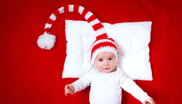 Дитина в червоно білому в'язаному капелюсі — стокове фото